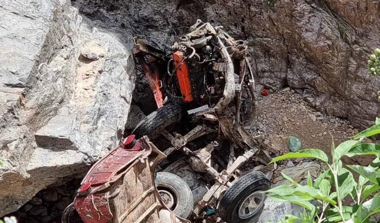 Cae auto con turistas en barranco en San Luis Potosí; hay 2 muertos y cinco heridos