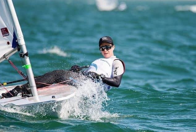 Elena Oetling mejora y termina 26 en Vela Dinghy