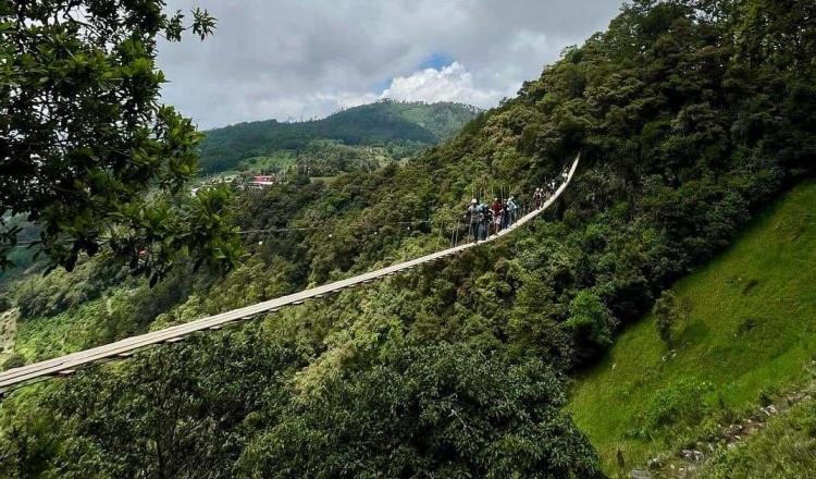 Turistas son rescatados tras quedar atrapados en puente a más de 2 mil metros de altura en Puebla