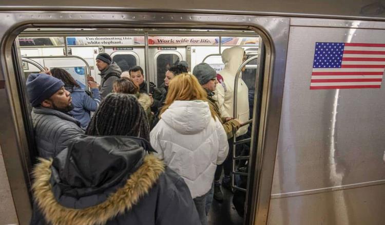 Mujer que aventó a mexicanas a metro en Nueva York será juzgada por tentativa de homicidio: SRE