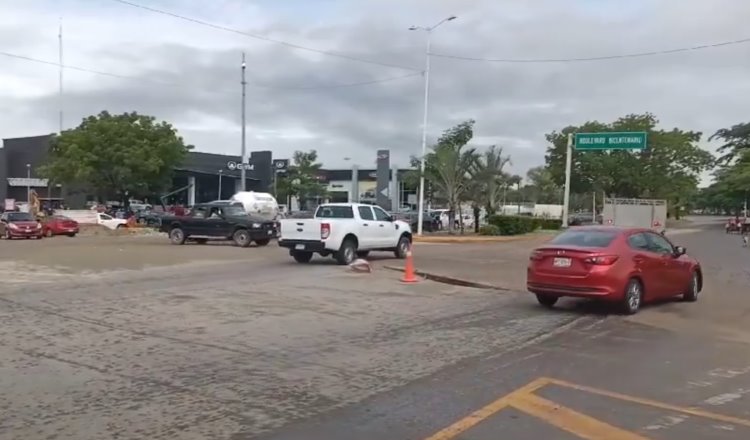 Zanja en boulevard Bicentenario provoca accidente y múltiples ponchaduras de llantas