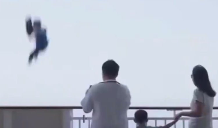 Captan momento en que sujeto cae de crucero en Japón