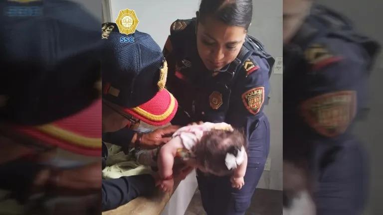 Policías salvan a bebé que se asfixiaba en Metro de CDMX