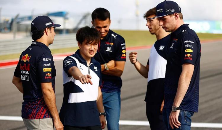 Yuki Tsunoda se ve en el lugar de "Checo" compitiendo con Verstappen