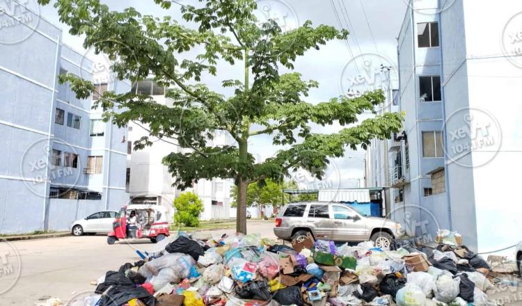 Viven habitantes de Valle Real entre montículos de basura