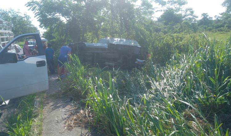 Vuelca vehículo de carga en Comalcalco; conductor sufrió lesiones