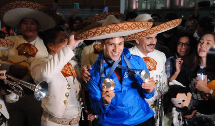 ¡Como héroe! Clavadista Osmar Olvera es recibido con mariachi a su llegada a México 