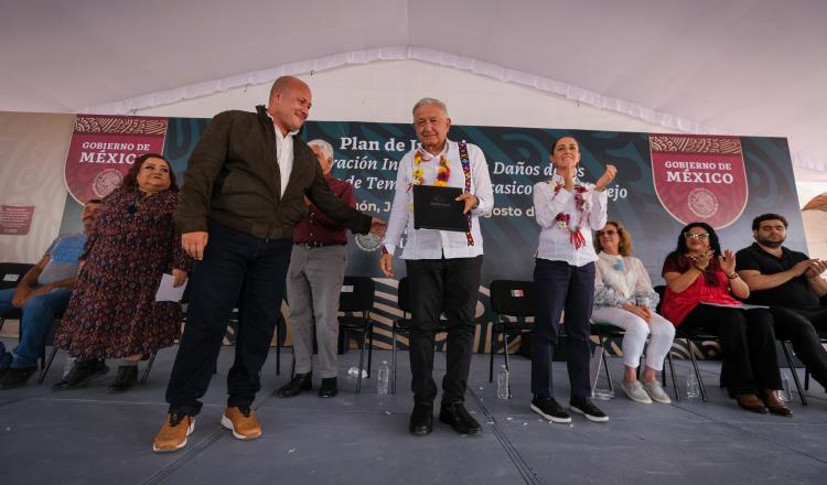 Abuchean a Alfaro; le gritan "ratero" en evento de AMLO