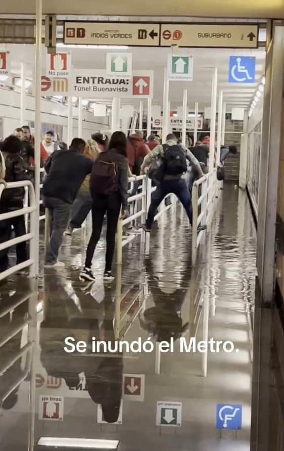 Usuarios del Metro de la CDMX sortean inundaciones para abordar