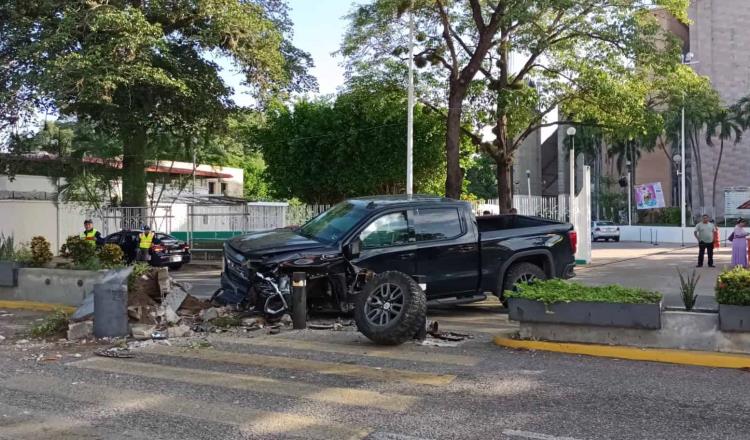 Buscarán que responsables de choque en Paseo Tabasco cubran reparación de jardinera