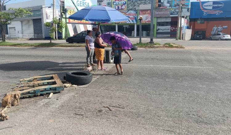 Cierran Periférico de Villahermosa habitantes de Punta Brava por falta de luz