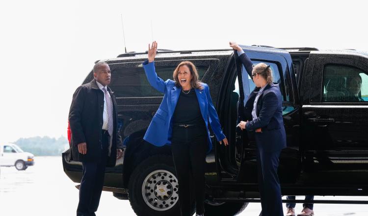 Kamala Harris aventaja ligeramente a Trump, según encuestas