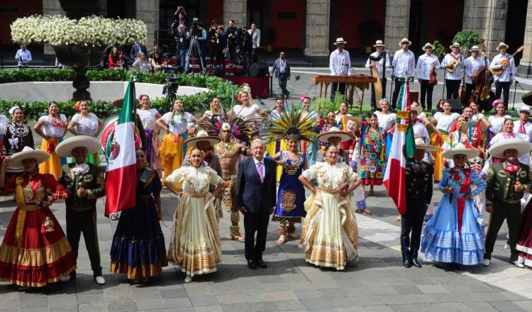 Obrador realiza homenaje a migrantes y les dice que son ejemplares