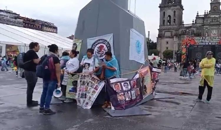 Madres buscadoras toman asta bandera del Zócalo de la CDMX