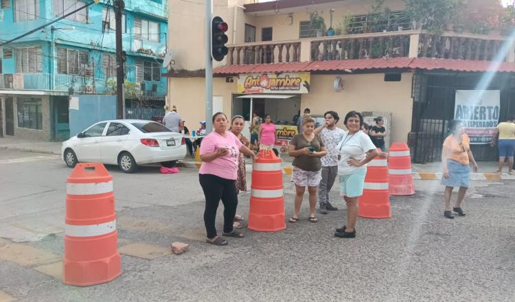 Vecinos de la colonia Mayito y Municipal bloquean accesos por falta de luz