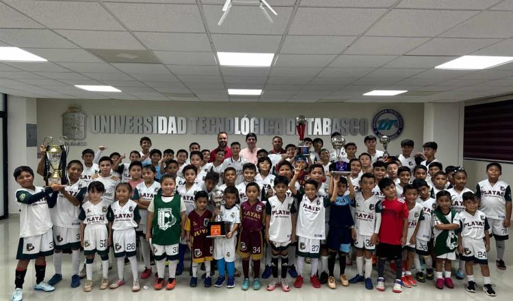 Club infantil de Futbol dona trofeos a UTTAB por dejarlos entrenar en sus instalaciones