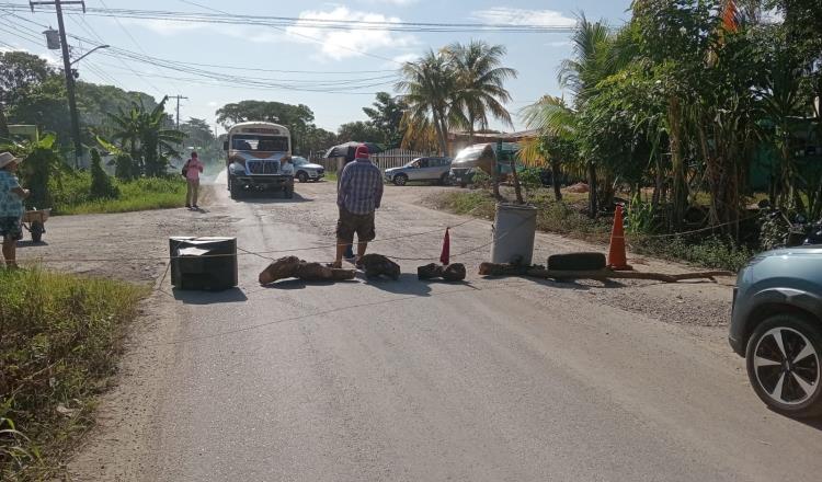 Habitantes de Chichonal 1ra bloquean carretera Jalapa-Macuspana por falta de agua