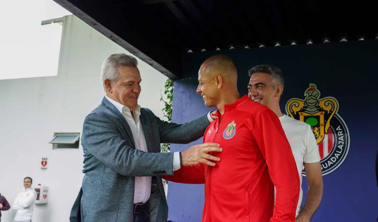 Javier Aguirre visita Chivas y deja abierta la posibilidad para "Chicharito"