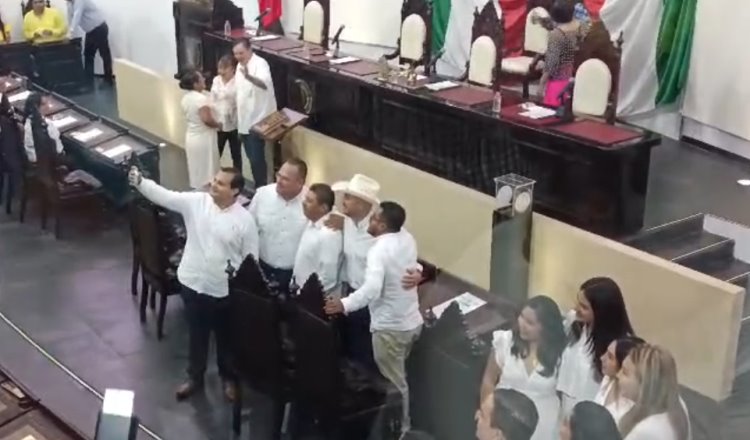 Diputados electos se toman selfies, reparten besos y ocupan curules