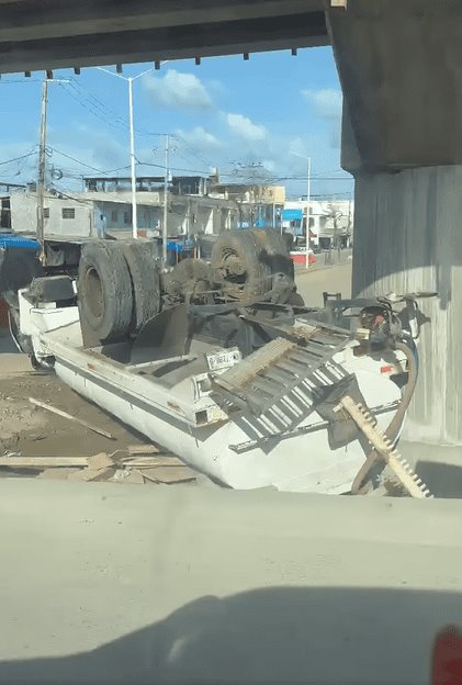 Vuelca pipa donde construyen puente Grijalva II en Gaviotas