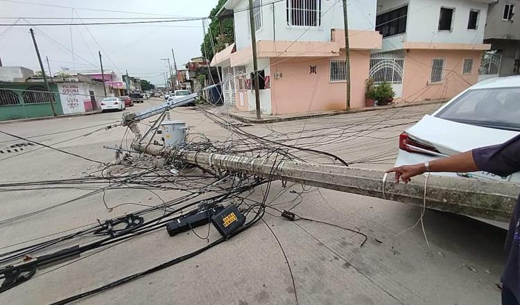 Colapsan postes de CFE en la Miguel Hidalgo; al menos 4 cuadras se quedaron sin energía eléctrica