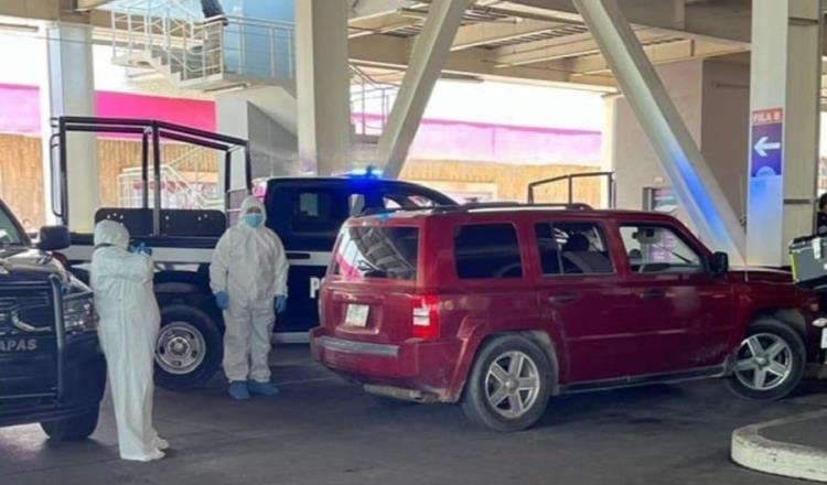 Localizan 2 cuerpos dentro de camioneta en plaza comercial de Chiapas