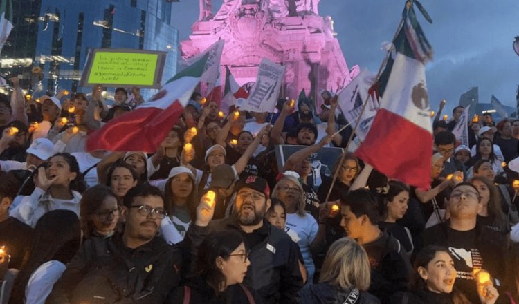 Trabajadores del Poder Judicial guardan "minuto de silencio" en el Ángel de la Independencia