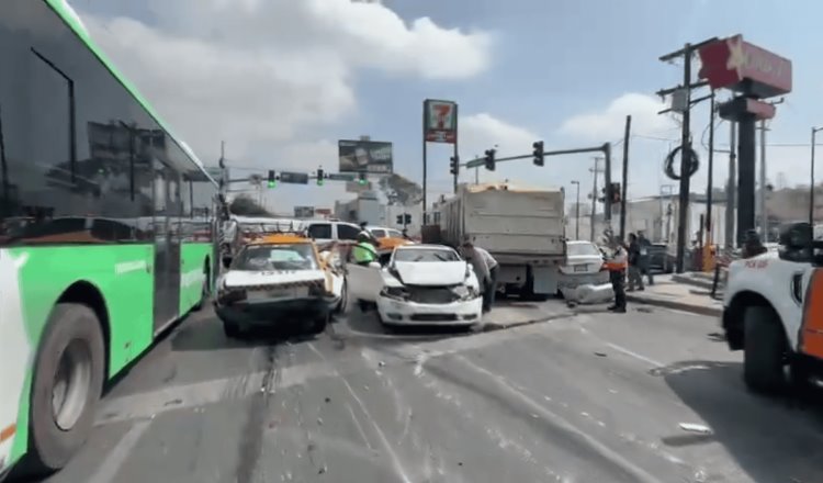 Volteo se queda sin frenos e impacta a vehículos en Monterrey; hay 7 lesionados