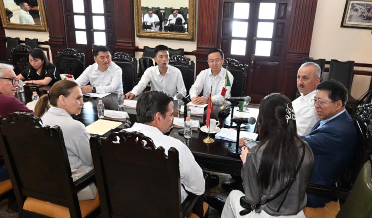 Se reúne gobernador con representantes de Qinghai, China