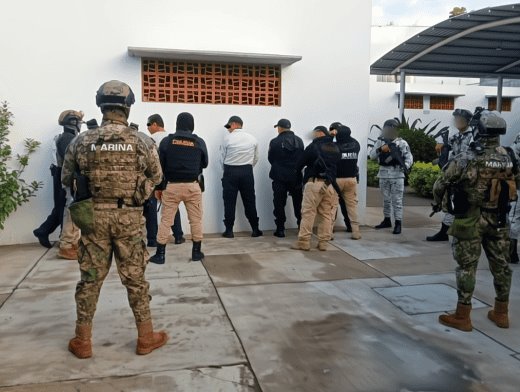 Detienen en Colima a 8 policías municipales por presuntos nexos con grupo delictivo