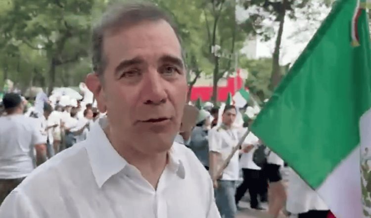 "Soy un ciudadano" sostiene Lorenzo Córdova tras asistir a marcha contra el Poder Judicial