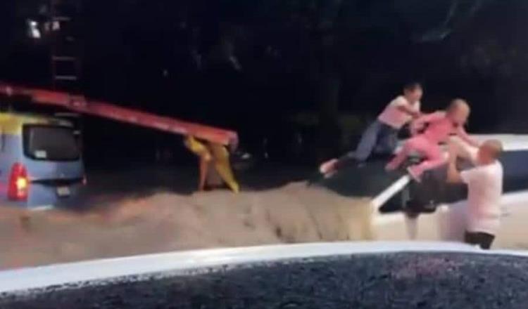 Niña es rescatada de una camioneta tras desbordar río en Zapopan, Jalisco