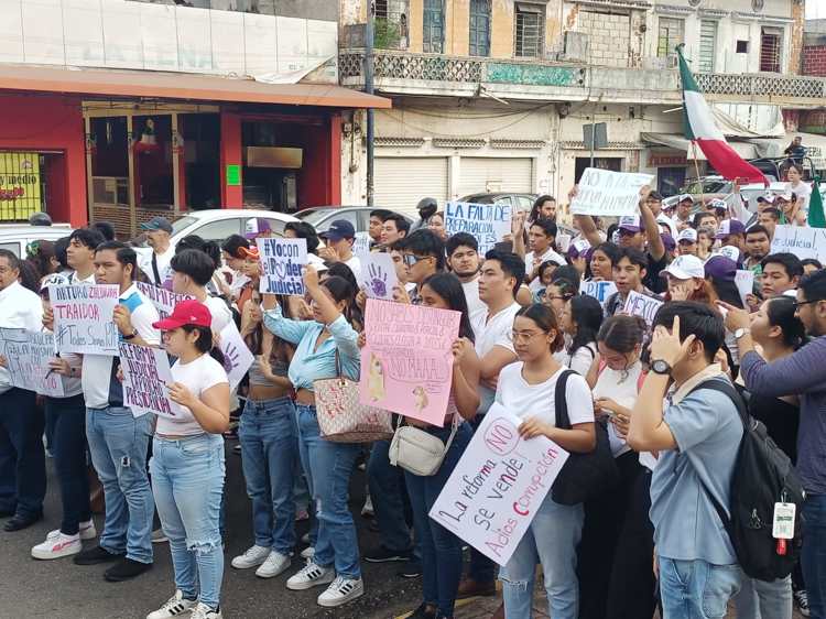 Somos estudiantes, no somos acarreados: Marchan universitarios contra la Reforma Judicial