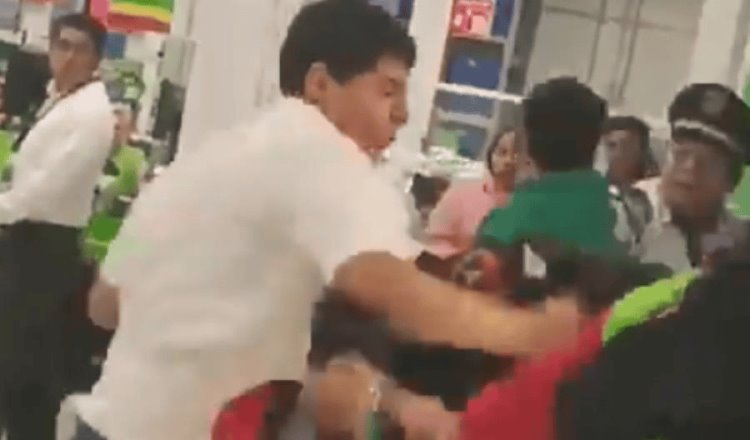 Captan a jóvenes agrediendo a policías dentro de supermercado en CDMX