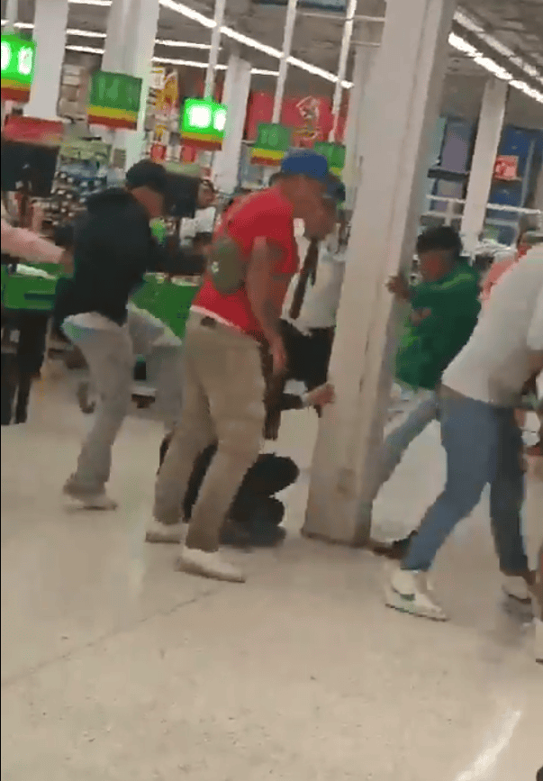 Captan a jóvenes agrediendo a policías dentro de supermercado en CDMX