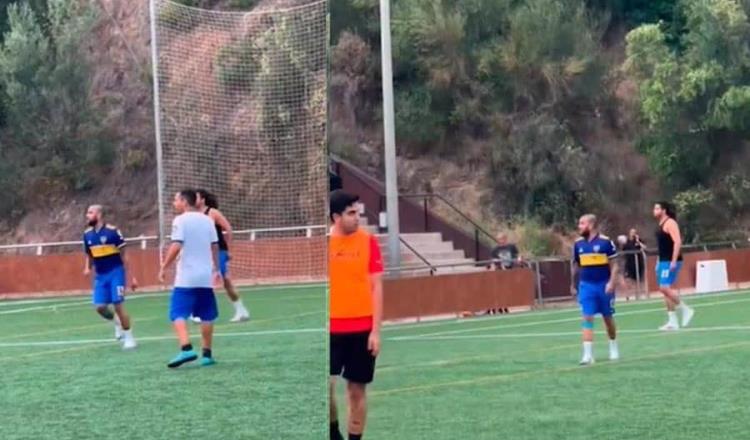 Reaparece Dani Alves jugando futbol en Barcelona con aficionados