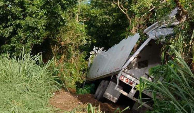 Tráiler se sale de carretera y maniobras para retirarlo colapsan la Villahermosa-Cárdenas