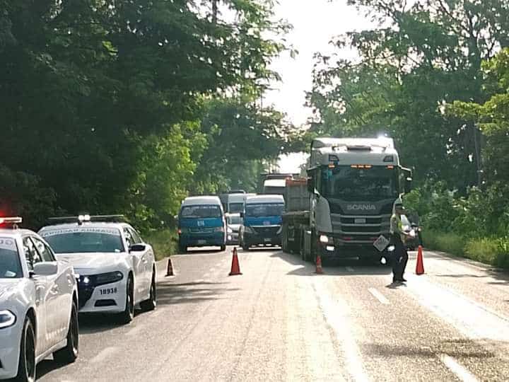 Tráiler se sale de carretera y maniobras para retirarlo colapsan la Villahermosa-Cárdenas