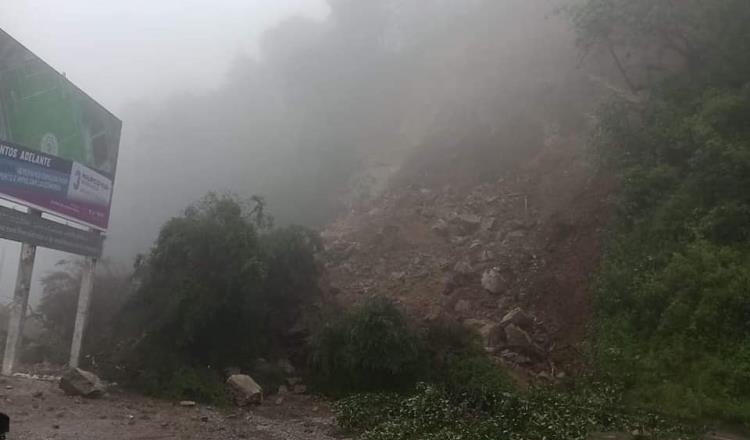 Captan momento en que se desgaja cerro en Querétaro