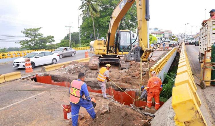 Colocan ataguías metálicas en puente de Ruiz Cortines por la Laguna de las Ilusiones