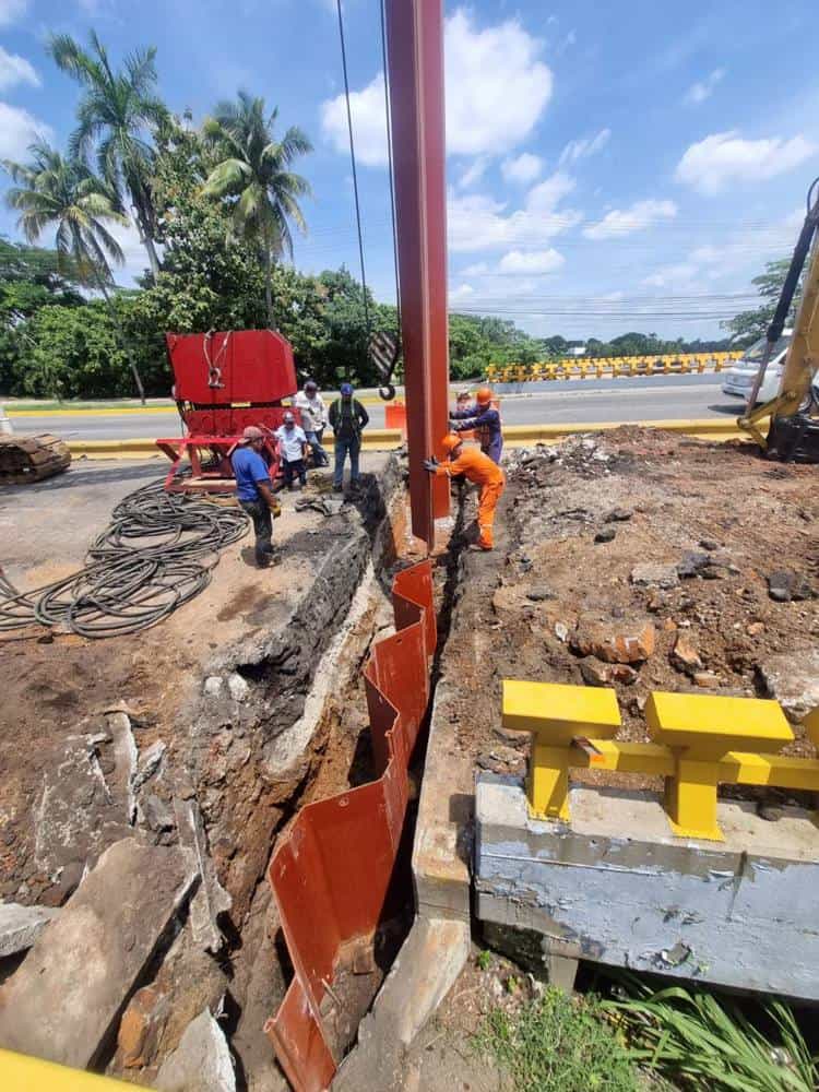 Colocan ataguías metálicas en puente de Ruiz Cortines por la Laguna de las Ilusiones