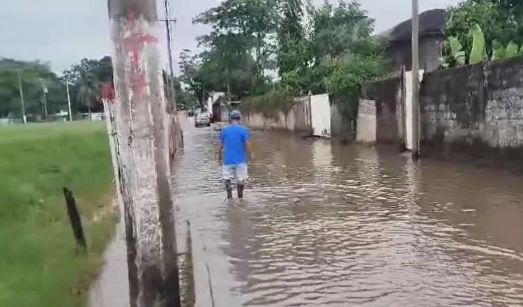 Vecinos de sector ´La Raya´ de Miguel Hidalgo bloquean carretera por anegación de calle principal