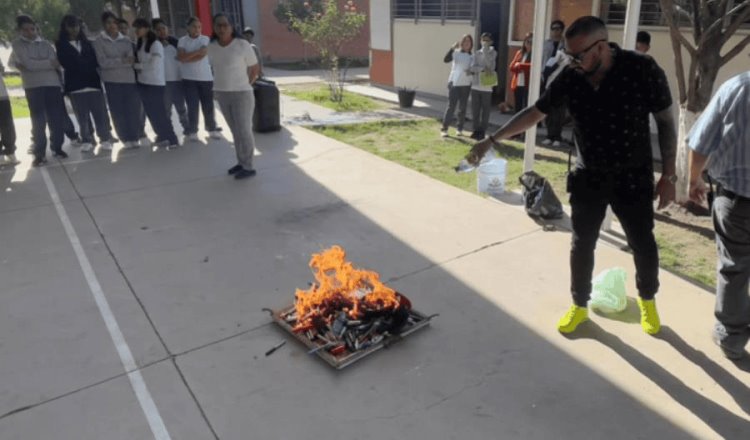 Secundaria en Durango decomisa y quema celulares y artículos de alumnos que están prohibidos