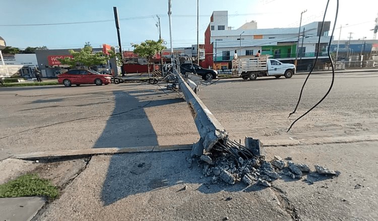 Colapsa poste de CFE sobre periférico tras ser impactado por un camión