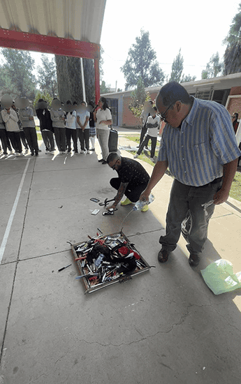 Secundaria en Durango decomisa y quema celulares y artículos de alumnos que están prohibidos