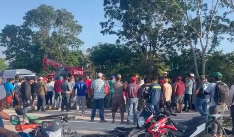 14 horas quedan atrapados viajeros en la Escárcega – Chetumal por bloqueo