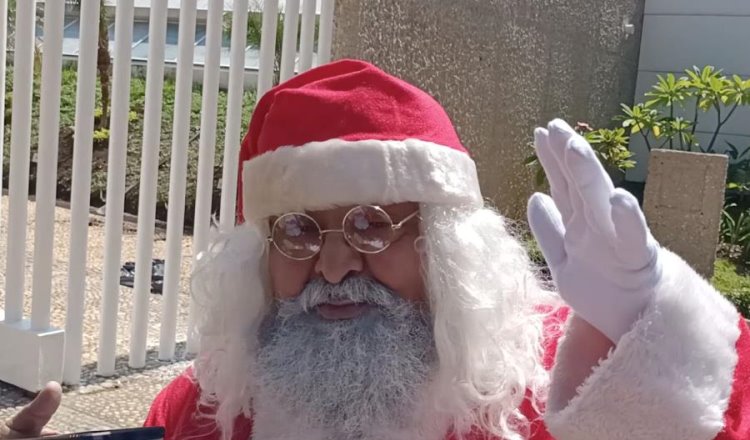 Recibe Santa-taxista primera donación de juguetes para niños de escasos recursos