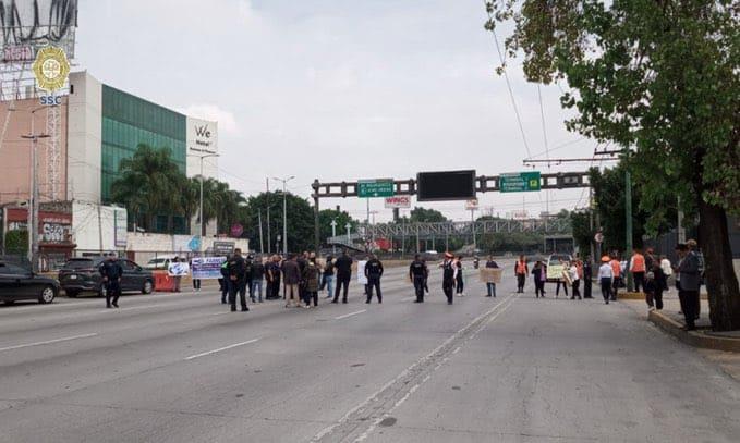 Bloquean extrabajadores de Interjet acceso a AICM