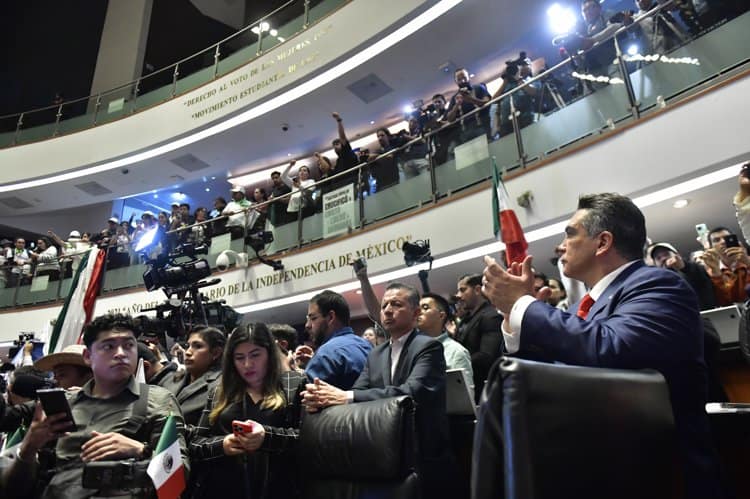 Manifestantes paralizan sesión sobre reforma Judicial y obliga traslado a sede alterna