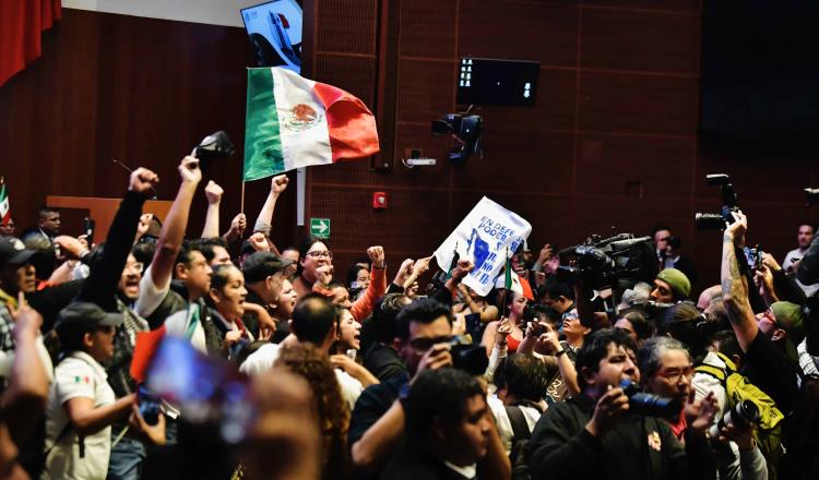 Manifestantes paralizan sesión sobre reforma Judicial y obliga traslado a sede alterna